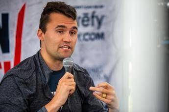 “Stava rispondendo alla mia domanda”, la testimonianza dell’ultimo a parlare con Charlie Kirk