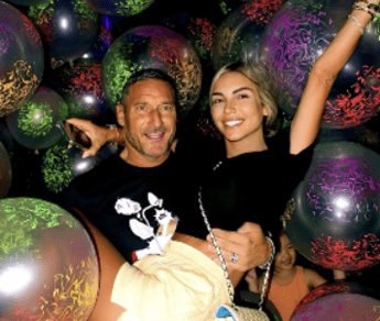 Totti e Noemi Bocchi, 3 anni d’amore: la serata romantica sui tetti di Roma