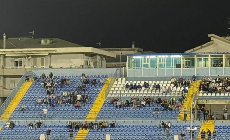 Tifosi sotto la pioggia durante Paganese – Acerrana