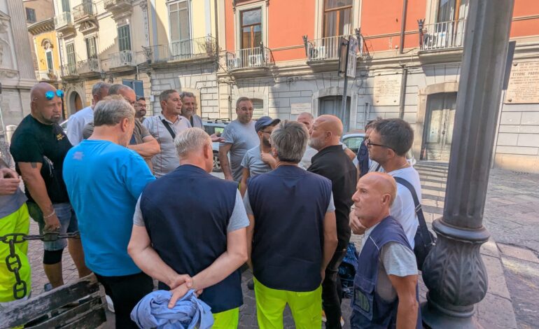 Pagani, la protesta dei sindacati