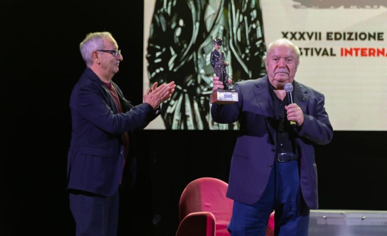 Charlot, standing ovation per Lino Banfi