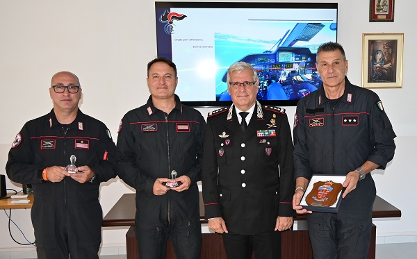 Il Generale Masciulli in visita al Nucleo Elicotteri dei Carabinieri di Pontecagnano