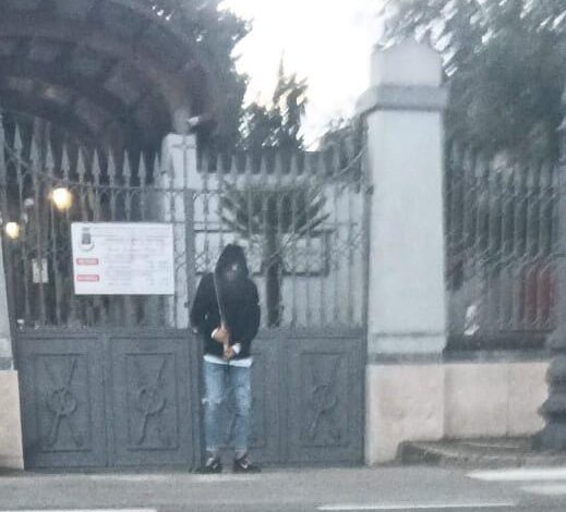 C. S. Giorgio. Con katana minaccia le persone al cimitero. Il video
