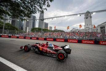  Ferrari, che confusione a Singapore: Leclerc ‘spinge’ Norris a muro in pit lane