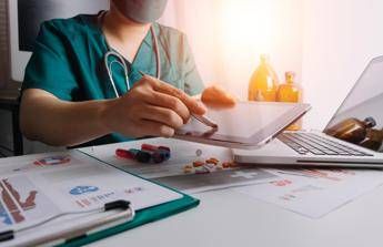 Il certificato medico sarà anche a distanza, ma niente Whatsapp per la visita