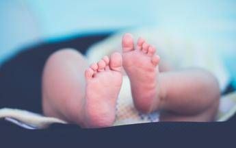  In Italia ogni anno 5 neonati vengono uccisi dalle madri, lo psichiatra: “Negano la gravidanza”