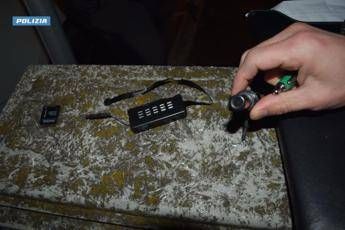  L’Aquila, spiava gli affittuari con mini webcam nascoste nei bagni: denunciato 56enne