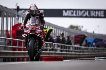  MotoGp, festa Aprilia in Australia: Bezzecchi domina la Sprint. Penultimo Bagnaia