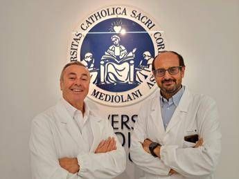  Robot e microscopio chirurgico utilizzati in tandem, tumore ultra-raro operato al Policlinico Gemelli Roma