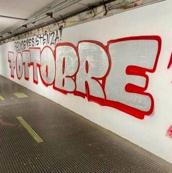  Roma, alla stazione Nomentana appare scritta pro Hamas: “7 ottobre – felice resistenza”