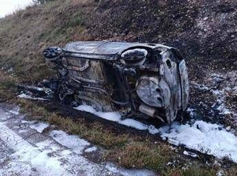  Verona, perde controllo per la velocità: auto si cappotta e prende fuoco