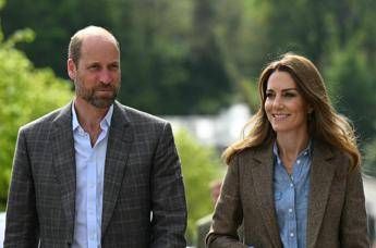 William e Kate portano i figli al pub… ma per giocare
