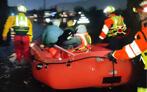 San Marzano: donna isolata dalle piogge salvata dai vigili del fuoco