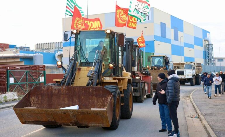 Genova, lavoratori ex Ilva bloccano strada con mezzi da cantiere: “Mille posti a rischio”