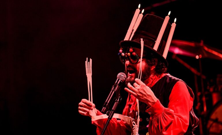Vinicio Capossela: cinque lustri di “Canzoni a manovella”