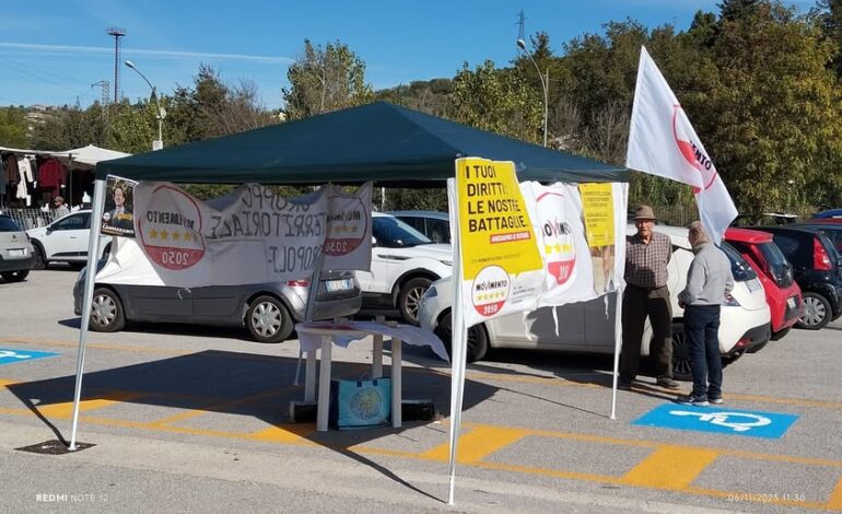  Agropoli: gazebo 5 stelle nei posti dei disabili