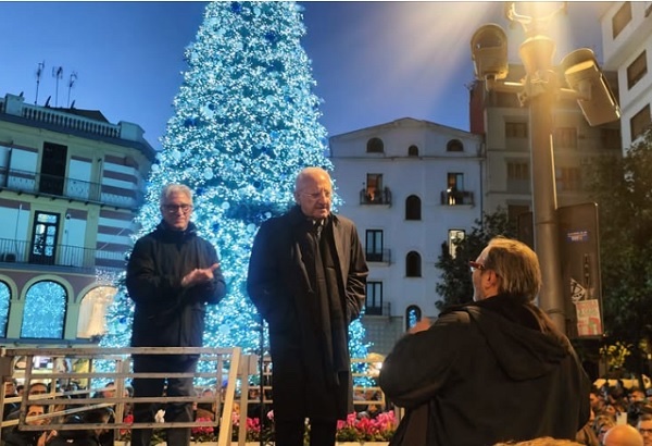 De Luca accende l’albero di Natale: pace e rispetto per le donne