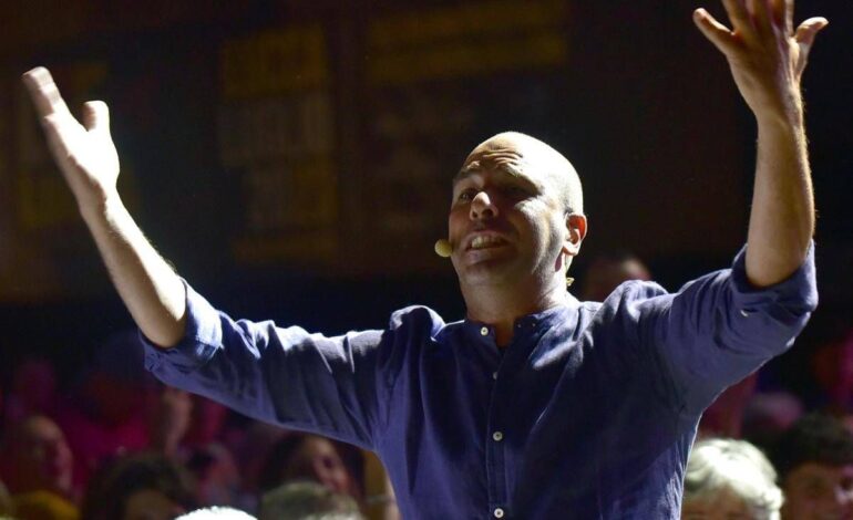  Zalone e l’ode alla prostata a reti unificate Mediaset