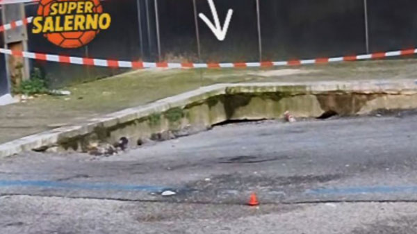 Salerno,  parcheggio di via Carella: è sprofondato l’asfalto