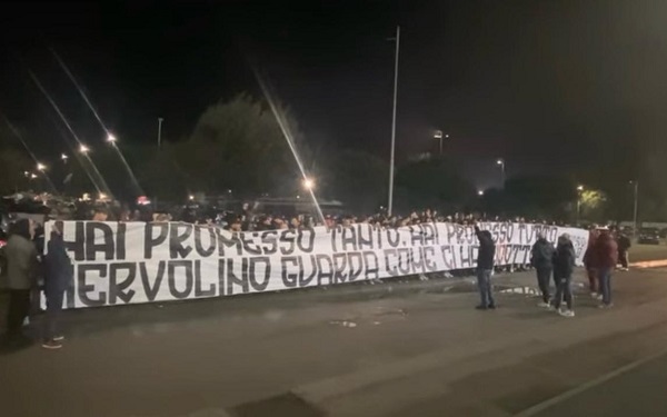 “Guarda come ci hai ridotto”: ultras granata contestano Iervolino