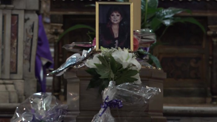 Angela Luce, a Napoli l’ultimo saluto col sax di ‘Bammenella’