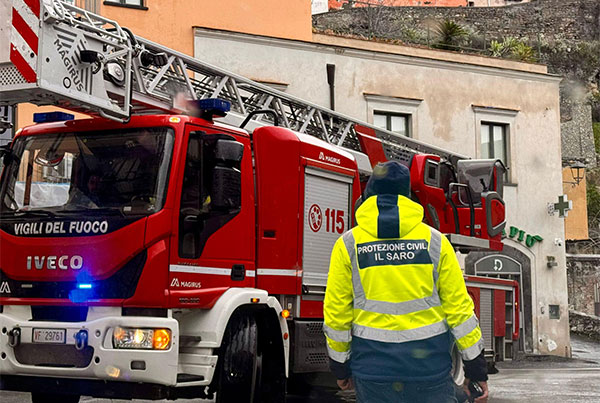 Carro di Carnevale cede sulla folla: paura a Sarno. Ferita bambina