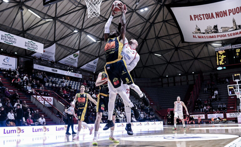 Un super secondo tempo, Scafati soffre ma vince a Pistoia