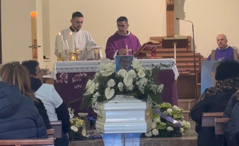 Morte dei due fidanzatini: i funerali,  due le comunità in lutto