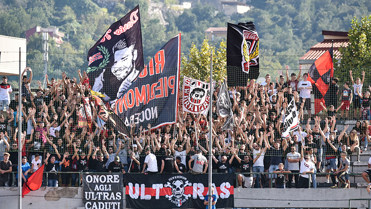 Nocerina, Botte tra i tifosi per lo striscione Assolti in 16