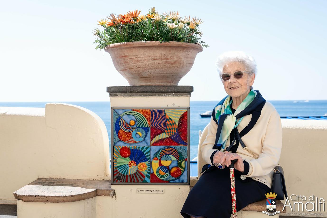 L’artista Clara Garesio dona ad Amalfi l’opera “Passeggiata”