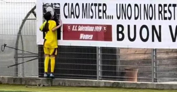 Maria fa gol e corre per baciare foto del suo allenatore morto