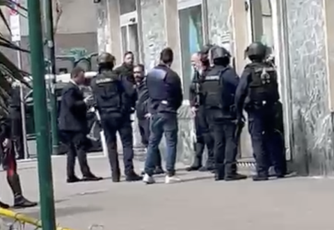 Napoli: assalto in banca, 25 ostaggi e rapinatori in fuga da buco in pavimento
