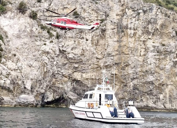 Tragedia a Capo d’Orso, motociclista precipita per 100 metri: morto