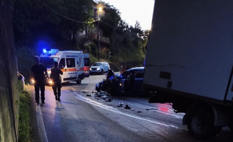 Scontro tra auto e furgone nel salernitano, 5 feriti tra Campagna e Serre