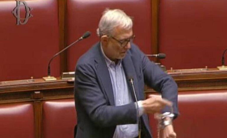 Giachetti si ammanetta al banco della Camera: “Io in Aula finché maggioranza non sblocca Vigilanza Rai”