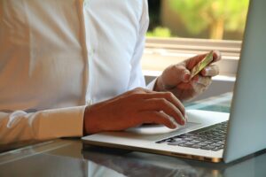 Olio EVO online: come acquistare un olio di qualità senza andare al frantoio secondo Ecommerceit