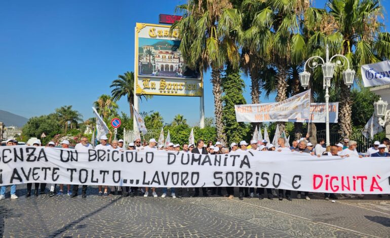 Lavoratori  Grand Hotel La Sonrisa: fateci lavorare fino al 31 ottobre