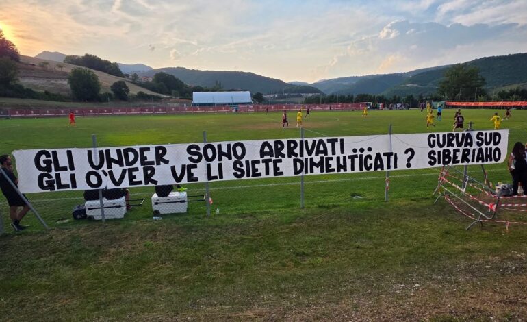 Salernitana, ultras, striscione polemico