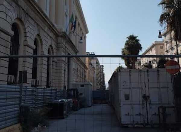 Ex Tribunale Salerno, da 3 anni containers abbandonati all’ingresso di corso Garibaldi