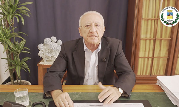 De Luca contro gli incivili: «Telecamere per beccare chi abbandona rifiuti»