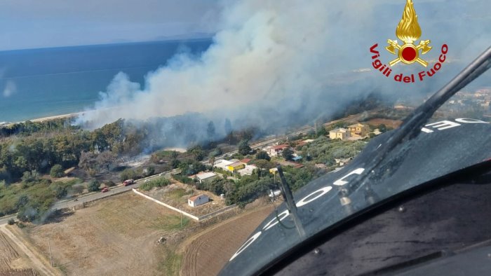 A fuoco la litoranea di Campolongo:
