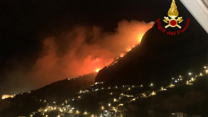 Incendi in Costiera Amalfitana e Sorrentina, in campo anche la Regione