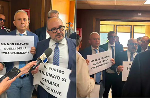 Centrodestra occupa la stanza di Manfredi: protesta contro la Giunta Fico