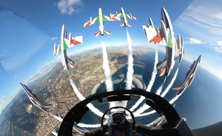In migliaia sul lungomare di Salerno per  le Frecce Tricolori