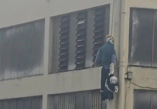 Fonderie Pisano, manichino vestito da operaio “impiccato”