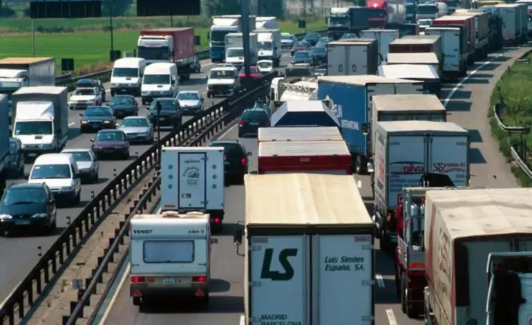 Protesta tir, ruote tagliate per impedire partenza camion