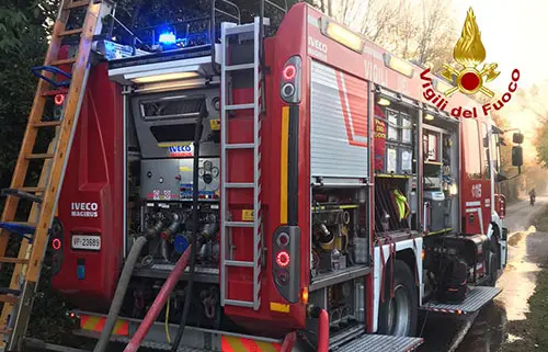 Pontecagnano, incendio all’Ocean Beach: distrutto lido