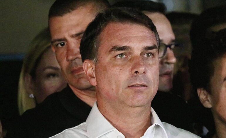 Brasile, Bolsonaro in fuga negli Usa? “Aereo in volo, il senatore è sparito”