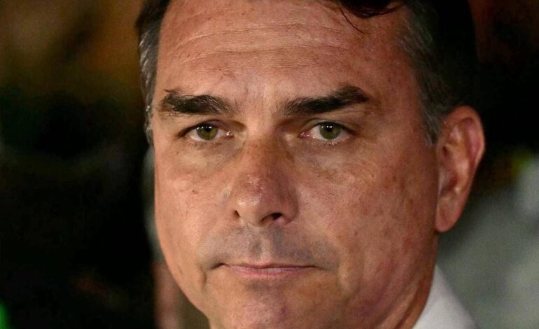 Flavio Bolsonaro, media Usa: “Arrivato negli Stati Uniti”. Ma l’Argentina: “E’ in volo verso l’Ecuador”
