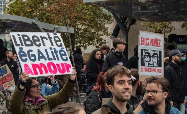 Francia, nuova giornata di proteste: allarme sicurezza, 150mila manifestanti attesi a Parigi